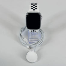 Load image into Gallery viewer, Apple Watch (Series 8) 41mm Silver Unlocked 32GB
