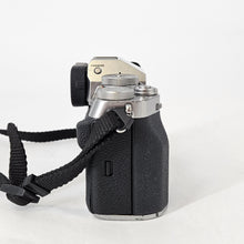 Load image into Gallery viewer, Fujifilm X-T5 40MP Silver