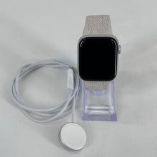 Load image into Gallery viewer, Apple Watch (SE) 2nd Gen. 40mm Silver Unlocked 32GB