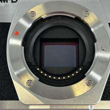 Load image into Gallery viewer, Olympus OM-D E-M10 IV 20.3MP Silver