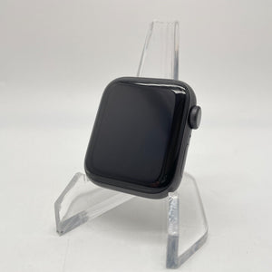 Apple Watch SE (GPS) Space Black Aluminum 40mm w/ Black Sport Band
