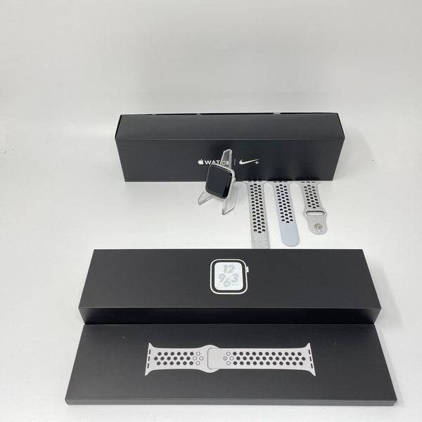 Apple Watch Series 4 (GPS) Silver Nike Aluminum 44mm w/ Black Sport Band