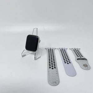 Apple Watch Series 4 (GPS) Silver Nike Aluminum 44mm w/ Black Sport Band