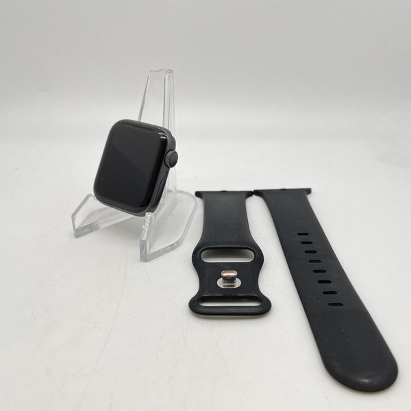 Apple Watch Series 4 (GPS) Space Black Aluminum 40mm w/ Black Sport Band